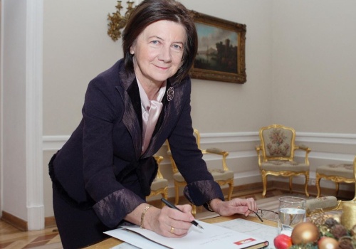 Przepiękny gest przed Pałacem Prezydenckim. Uczcili pamięć Marii Kaczyńskiej