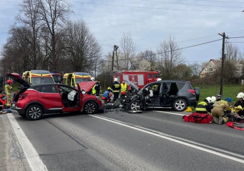 Czołowe zderzenie na DW 886. Śmigłowiec LPR w akcji