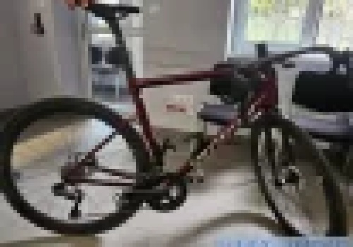 Uciekał na kradzionym rowerze trasą wyścigu. Wyprzedził peleton...