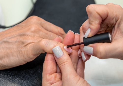 Wygląda jak biżuteria na paznokciach i zmienia się w zależności od światła. Przebija neony