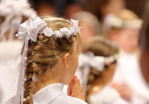 Co to jest dar ołtarza na komunię i ile rodzice muszą się składać? 