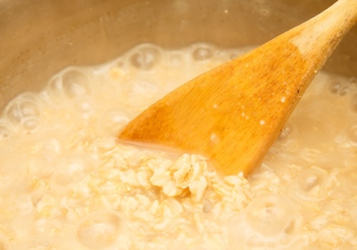 Sycąca owsianka z owocami i orzechami. Zrobisz ją błyskawicznie