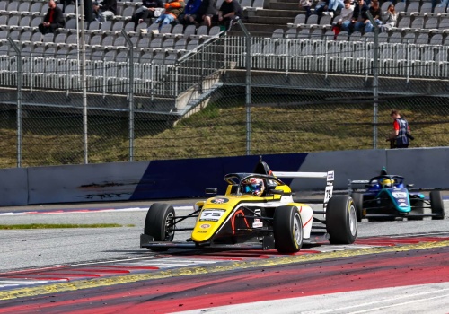 Seria manewrów wyprzedzania na torze Formuły 1. Sabaj rozpoczęła nowy sezon