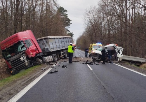 Poważny wypadek w Świerklańcu. Droga całkowicie zablokowana, nie żyje jedna osoba