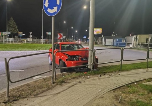 Chełm: nietrzeźwy kierowca z zakazem wjechał pod prąd i uderzył w latarnię