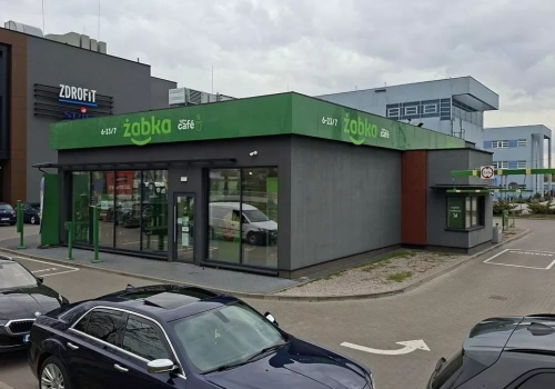 Żabka otwiera nowe sklepy na stacjach paliw. Co z MOP-ami i Żabką Drive?