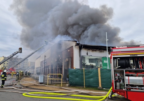 Pożar budynku handlowego w Czersku. Trwa ewakuacja mieszkańców
