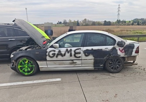 Uciekał przed policją, taranował auta. Miał sądowy zakaz, odbywał karę w dozorze elektronicznym