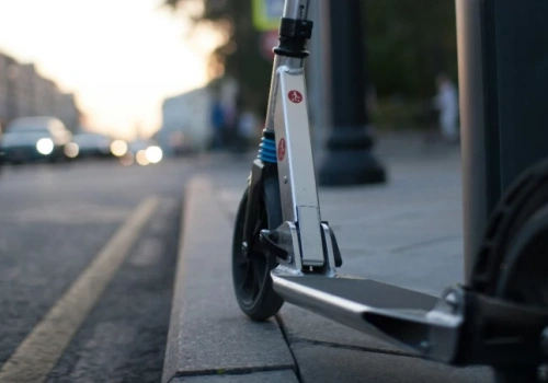 Jazda na czerwonym i wymuszanie pierwszeństwa. Oto grzechy główne użytkowników hulajnóg elektrycznych