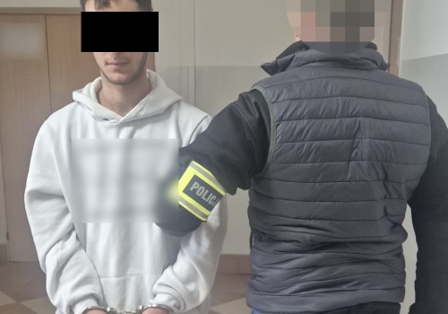 Wypłacali pieniądze metodą “na podszywacza” – zostali zatrzymani przez policjantów z Bemowa