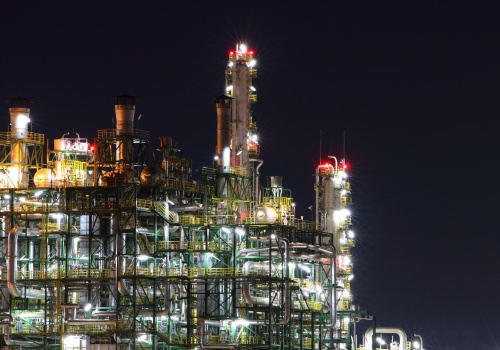 Branża petrochemiczna w Polsce – jakie elementy instalacji muszą spełniać najwyższe normy