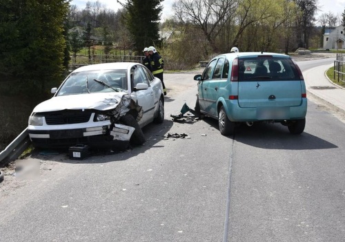 Czołowe zderzenie, za kierownicą 19-latek. Trzy osoby wylądowały w szpitalu