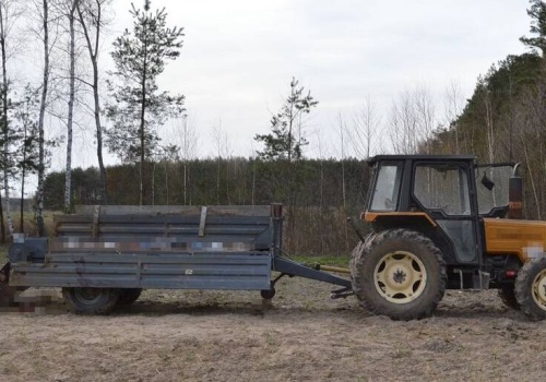 Poważne obrażenia podczas pracy z rozrzutnikiem. Śmigłowiec zabrał rolnika do szpitala