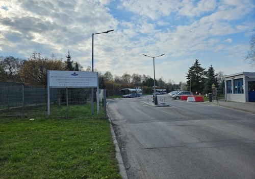 Awaria w zajezdni MPK Kraków. Wyciek oleju napędowego trafił do rzeki Dłubnia