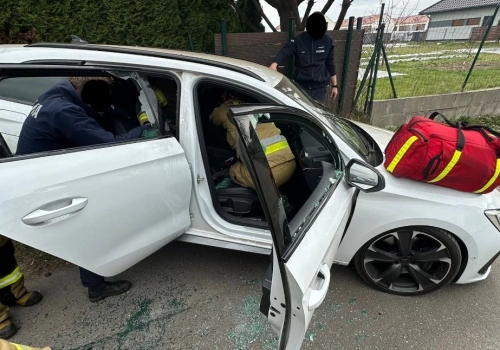 Wypadek na ul. Białobrzeskiej. Samochód wjechał w ogrodzenie, służby ratowały nieprzytomnego kierowcę