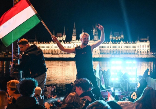 „Ta zmiana niesie ze sobą szersze poczucie współuczestnictwa”. Sekret upadku Victora Orbána