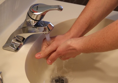 Jak zmyć Kropelkę z palców. Ten łatwy sposób warto znać, żeby nie wpaść w panikę