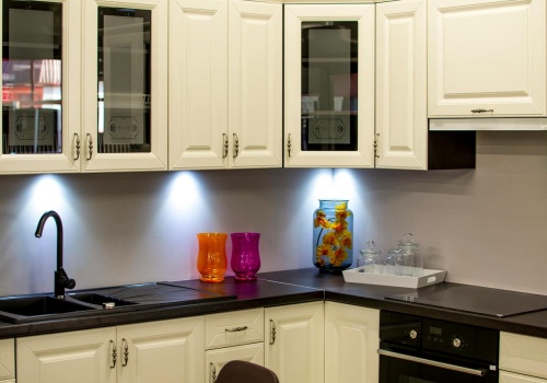 Koniec z przytłaczającą kuchnią. Wystarczy ujednolicić jeden element