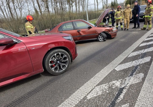 Zakręcie: zablokowana droga krajowa nr 17 po zderzeniu trzech pojazdów