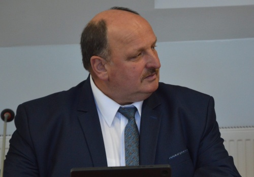 Kłopoty czerskiego radnego przez wypas na gminnej działce. „Moje koniki przepłoszył dron”