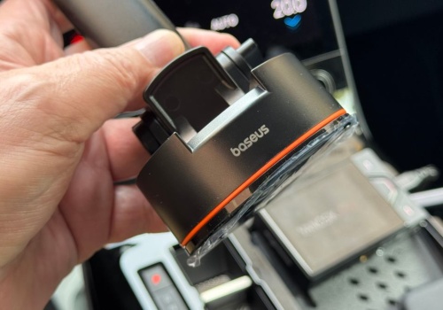 Jak dobrze zamocować i naładować smartfona w aucie? Sprawdziłem nowy uchwyt Baseus Wisdom