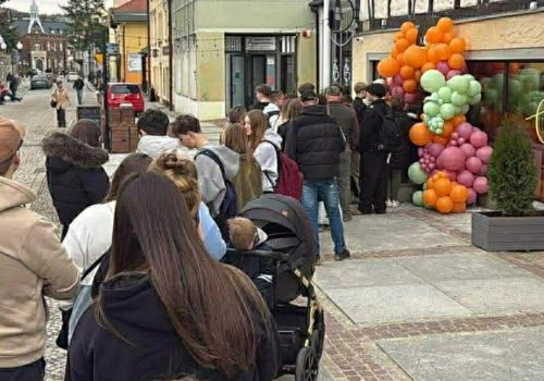 Tłum na otwarciu KOKU Sushi w Cieplicach. Długa kolejka pod lokalem.