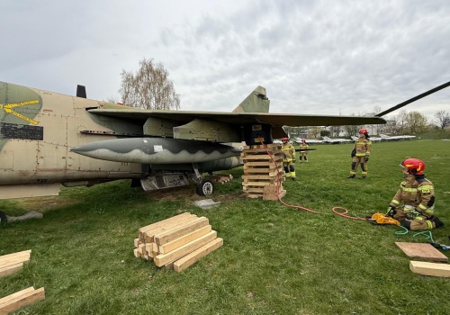 Kadeci PSP ćwiczyli w Muzeum Lotnictwa Polskiego. Widowiskowa akcja ratownicza (Galeria)