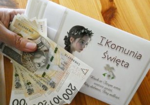 Czy rodzice mogą zabrać pieniądze z komunii? Adwokat wyjaśnia