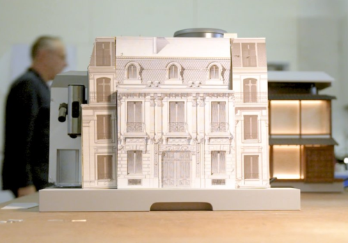 De’Longhi i mistrz miniatur Simon Weisse prezentują „Najmniejszą kawiarnię świata”. Milan Design Week 2026