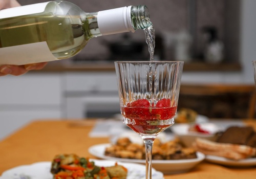 Lampki wina do kolacji nie da się ukryć. 