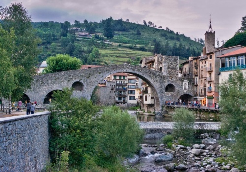 Lepsze niż Barcelona. Nie ma tłumów, a widoki jak z pocztówki. To tam robią kultowe ciastka