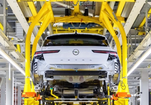 Kolejne cięcia w Oplu. Inżynierowie tracą pracę, zmienia się strategia