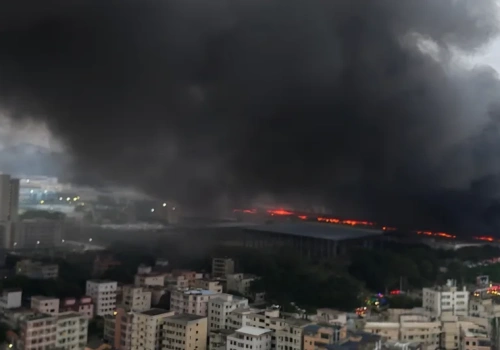 Pożar w zakładzie BYD w Shenzhen: nagrania sugerują katastrofę, ale ogień objął parking, nie fabrykę