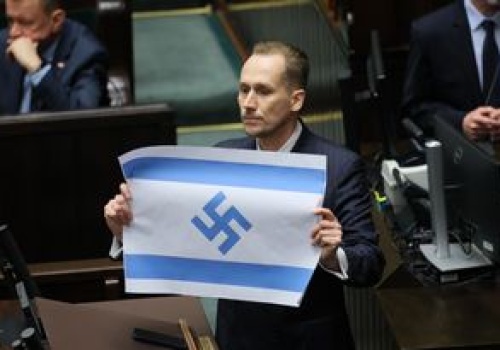 Berkowicz z flagą ze swastyką na mównicy w Sejmie. Ambasada Izraela reaguje