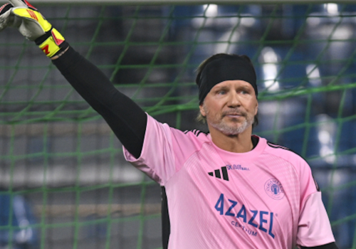 Radosław Majdan wraca na boisko. W tle wielkie nazwiska