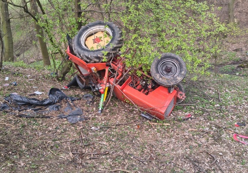 Wypadek przy pracy w lesie – ranny mężczyzna. Lądował LPR