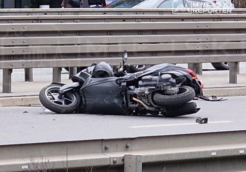 Zderzenie ciężarówki, osobówki i motocyklisty na Mokotowie. Jedna osoba ranna