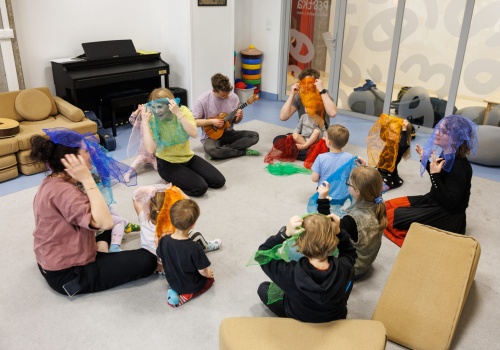 Od korporacji do… wspólnego śpiewania. „W „Do góry nogami” śpiewają, zanim powiedzą pierwsze zdanie