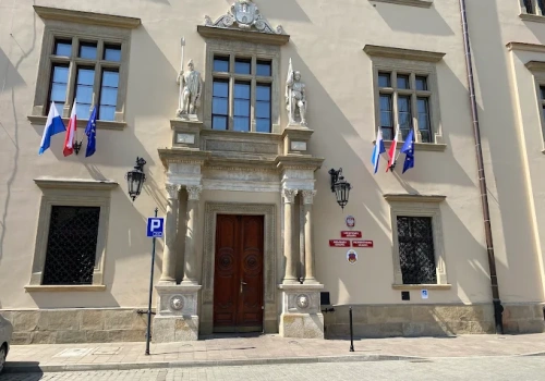 UMK puchnie na górze? Liczba stanowisk kierowniczych wzrosła o niemal 11 proc.