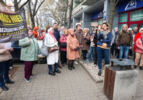 Strzykawki na trawnikach i bójki pod kliniką. 