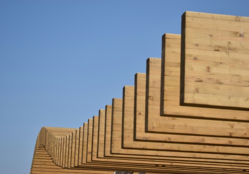 Nie uwierzysz, jak wykorzystali drewno. Teraz taka drewniana ściana zetnie rachunki