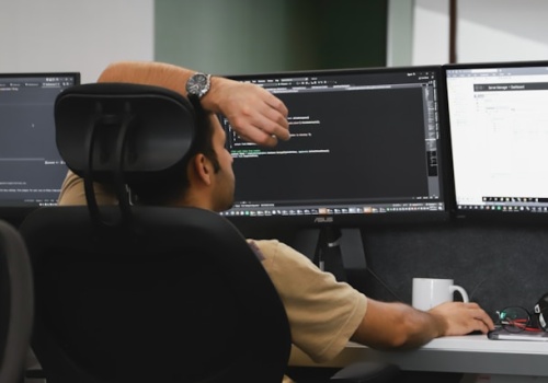 AI w pracy przyspiesza. Już niemal połowa Polaków korzysta z niej regularnie