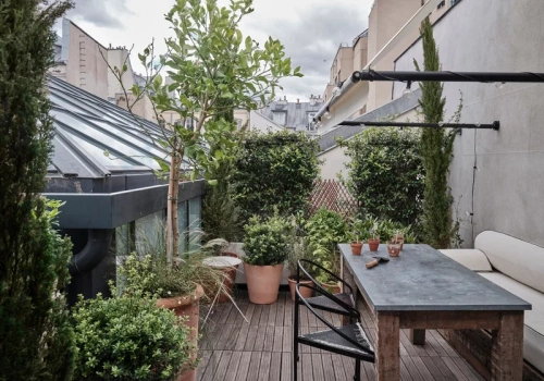 Zrób z balkonu prywatną oazę. Te rozwiązania działają natychmiast