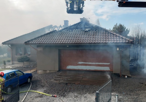 Ogień rozprzestrzenił się błyskawicznie! Tuje, samochody i dom w płomieniach pod Kaliszem