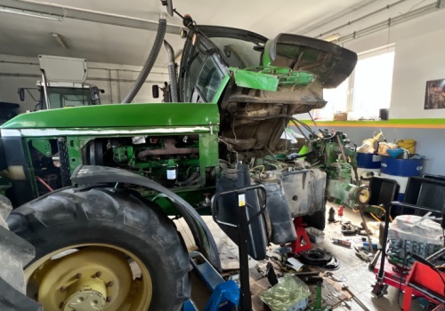 Zaskakujące awarie w ciągnikach Massey Ferguson 6160 i John Deere 6600