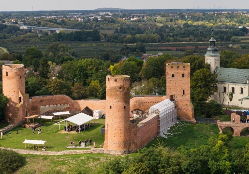 Spędź majówkę w tym zamku i baw się jak król. Tylko godzinę drogi od Warszawy