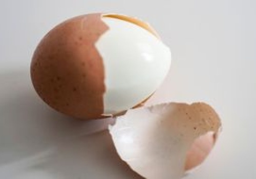 Wrzuć dwa plasterki do garnka. Skorupka zejdzie niemal sama