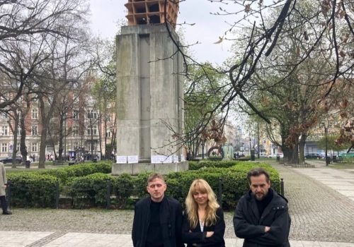 Artysta tłumaczy co miał na myśli tworząc rzeźbę na Placu Wolności. Mieszkańcy już nazwali ją po swojemu