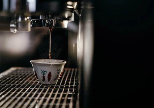 Jak fizyk parzy kawę: naukowe sekrety idealnego espresso