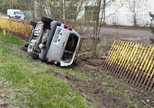 Pijany kierowca dachował citroenem. Zostawił rannego pasażera w aucie i uciekł do lasu. W krzakach schował się przed policjantami